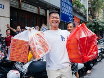 Xếp hàng từ 5h30 chờ mua bánh Trung thu hot ở Hà Nội