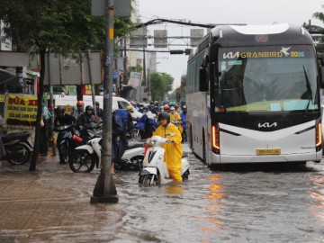 TPHCM: Cảnh đường ngập như sông, nghìn xe nhích từng mét qua nút thắt cổ chai