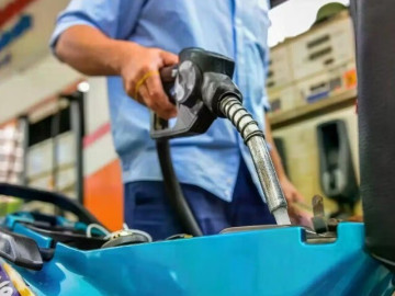 Giá xăng tăng mạnh, E10RON95 vượt 27.000 đồng/lít
