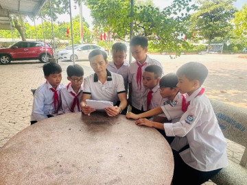 Thầy giáo 13 năm giữ chức hiệu trưởng chủ động xin trở lại đứng lớp