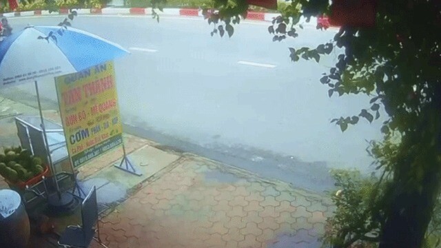 Clip: Xe ba bánh lao lên vỉa hè, đâm bồn cây rồi lật ngang
