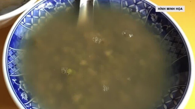 Uống 4,5 lít nước đậu xanh 3 ngày liên tiếp người phụ nữ xuất huyết não nguy kịch