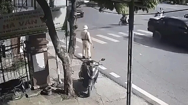 Clip: Hai xe máy lao vào nhau ở ngã tư