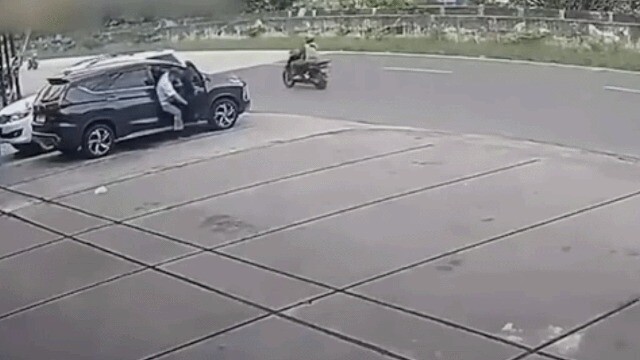 Clip: Xe máy đâm thẳng vào ô tô đang đỗ