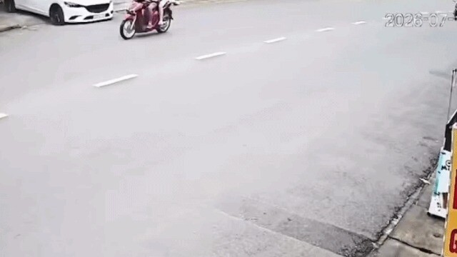 Clip: Xe máy ‘không người lái’ lao thẳng vào nhà dân