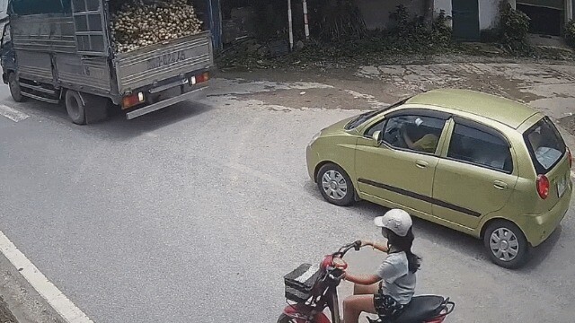 Clip: Xe tải lùi không quan sát, chèn đầu ô tô con