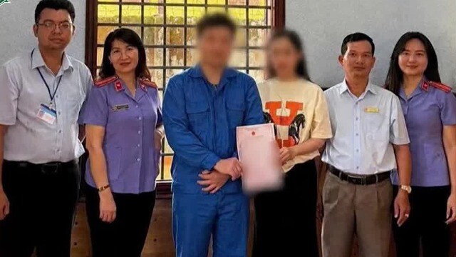 Cô gái gửi đơn xin được kết hôn với người mình yêu đang bị tạm giam
