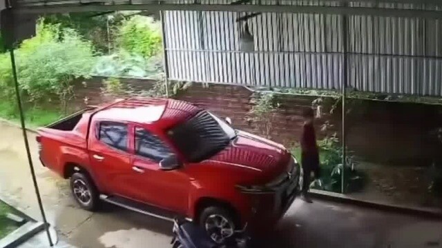Clip: Tài xế vừa bước xuống, xe bán tải 'bất ngờ' lao về trước