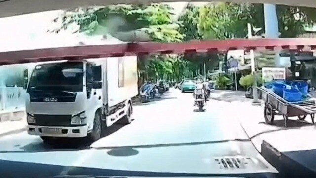 Hú hồn cảnh xe tải húc sập thanh giới hạn chiều cao ở dạ cầu Bông