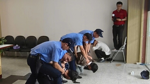Xem lực lượng bảo vệ ngân hàng sử dụng võ thuật khống chế đối tượng cướp ngân hàng