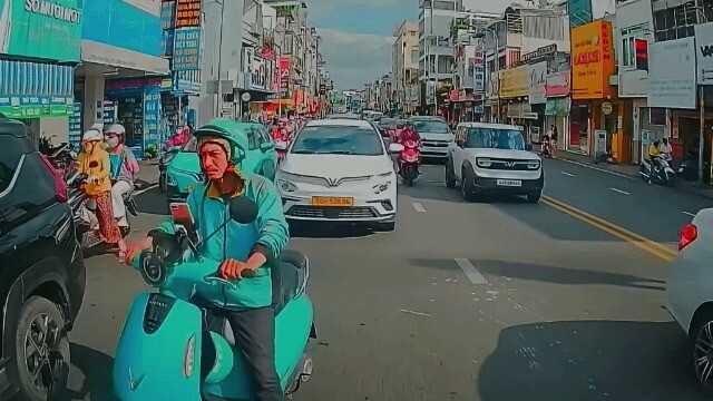 Clip: Taxi húc văng xe máy tài xế công nghệ