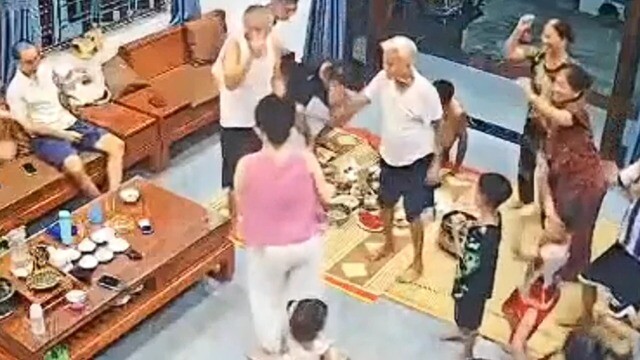 Clip gia đình 4 thế hệ cùng “quẩy” sau bữa cơm khiến dân mạng thích thú
