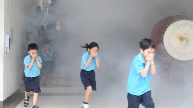 Hơn 900 học sinh tiểu học thực hành kỹ năng thoát nạn khi có cháy