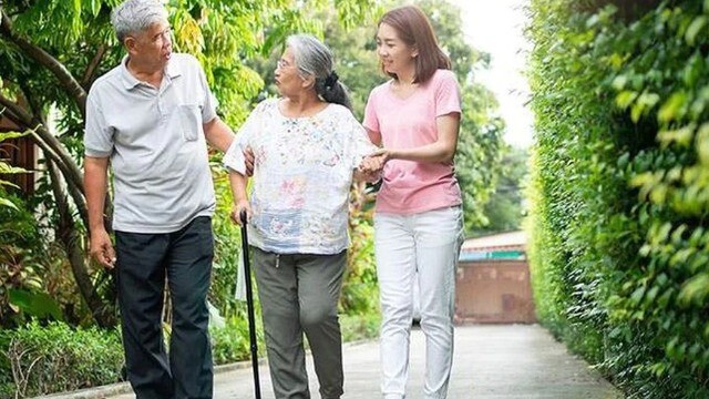 Cha mẹ để lại tài sản cho con cái đôi khi không phải tiền bạc: 3 cách sống này đáng giá hơn cả một gia tài