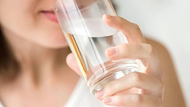 Uống một ly nước ấm mỗi sáng, người phụ nữ nhận được bất ngờ khi đi khám
