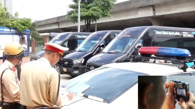 CSGT ghi hình, xử lý nghiêm lái xe limousine đón, trả khách sai quy định