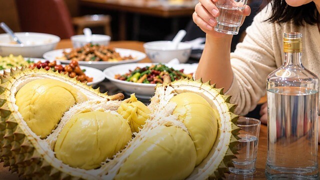 Người phụ nữ suy gan nặng sau khi ăn sầu riêng rồi uống rượu