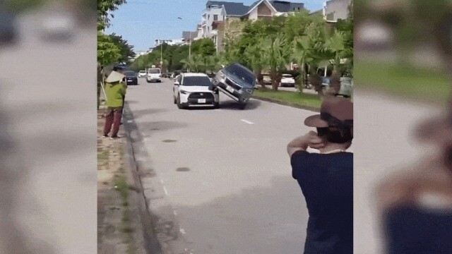 Clip: Xe SUV 'gác chân' lên ô tô khác trên đường
