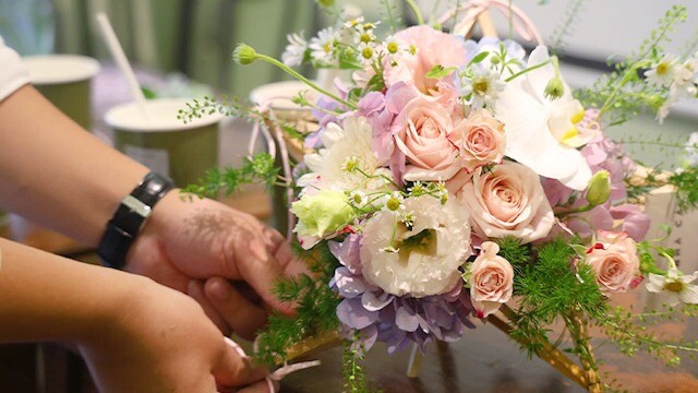 Lồng đèn hoa tươi ‘gây sốt’, giới trẻ thích thú tự tay làm đón Trung thu