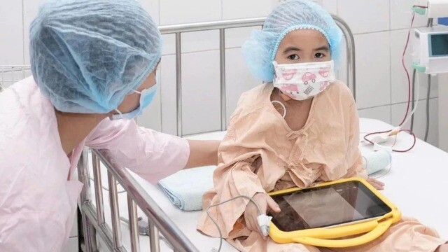 Bé trai 18 tháng tuổi hiến tủy cứu sống chị gái 4 tuổi mắc bệnh hiểm nghèo
