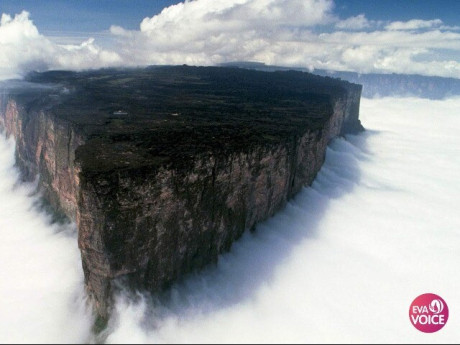 Núi Roraima – ngọn núi giữa trời mây đẹp như bước ra từ thế giới cổ tích
