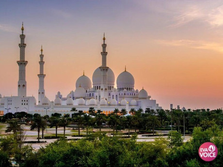 Sheikh Zayed Grand Mosque - tuyệt tác trắng muốt khiến Abu Dhabi trở thành miền cổ tích.