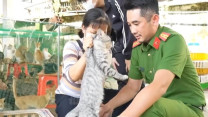 Người dân xúc động khi nhận lại thú cưng bị trộm