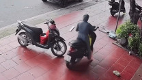 Clip: Xe máy bất ngờ bốc đầu, hất văng người lái