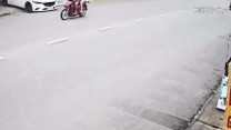 Clip: Xe máy ‘không người lái’ lao thẳng vào nhà dân