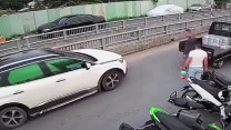 Clip: Người đàn ông dùng tay không nhấc đuôi xe tải cho ô tô đi qua