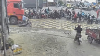 Clip: Tài xế xe máy thoát chết sau cú tông của ô tô tải
