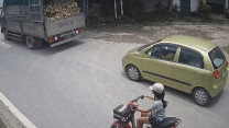Clip: Xe tải lùi không quan sát, chèn đầu ô tô con