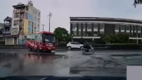 Clip: Xe khách trượt bánh trên đường trơn ướt