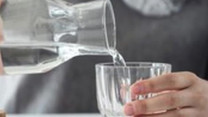 Cô gái 20 tuổi bật khóc khi phát hiện ung thư vì duy trì thói quen uống nước quá nóng mỗi ngày