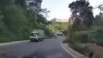 Clip: Xe tải ôm cua bị lật, văng vào xe đối diện