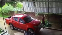 Clip: Tài xế vừa bước xuống, xe bán tải 'bất ngờ' lao về trước