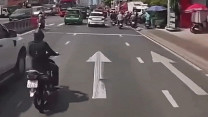 Clip: Người đi xe máy rước họa vào thân vì tạt đầu ô tô