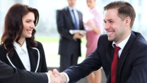 10 bí quyết giao tiếp giúp bạn nói chuyện khéo léo, được tôn trọng mà không cần 'nói hay'