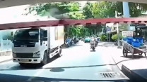 Hú hồn cảnh xe tải húc sập thanh giới hạn chiều cao ở dạ cầu Bông