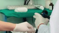 Ngậm đinh trong miệng, người đàn ông 50 tuổi phải nhập viện cấp cứu