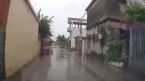 Clip: Mất tập trung, tài xế suýt lao ô tô xuống ao