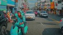 Clip: Taxi húc văng xe máy tài xế công nghệ
