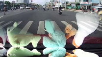 Clip: Xe tải nhập làn ẩu, quệt ngã xe máy