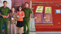 Bà cụ nhặt ve chai trả lại túi vàng cho người vứt nhầm vào thùng rác