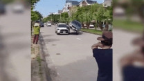 Clip: Xe SUV 'gác chân' lên ô tô khác trên đường