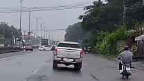 Clip: Học sinh phóng xe máy đâm ngang ô tô ở giao lộ