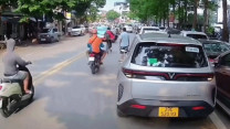Clip: Taxi lấn làn tông liên hoàn ba xe máy