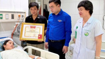 Tặng Huy hiệu ‘Tuổi trẻ dũng cảm’ cho cô giáo Hoàng Thị Hiền