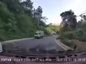 Clip: Xe tải ôm cua bị lật, văng vào xe đối diện