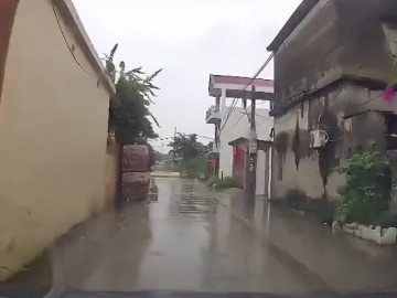 Clip: Mất tập trung, tài xế suýt lao ô tô xuống ao
